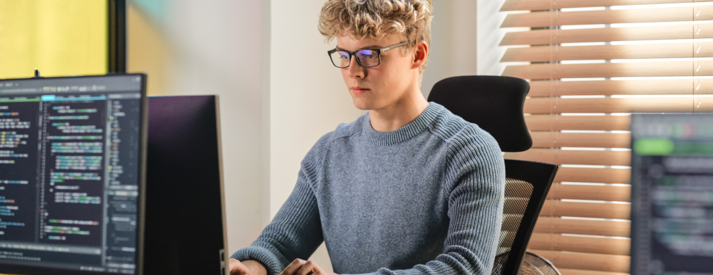 jeune homme travaillant devant un ordinateur 