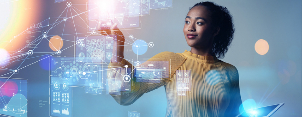 jeune femme devant écran interactif
