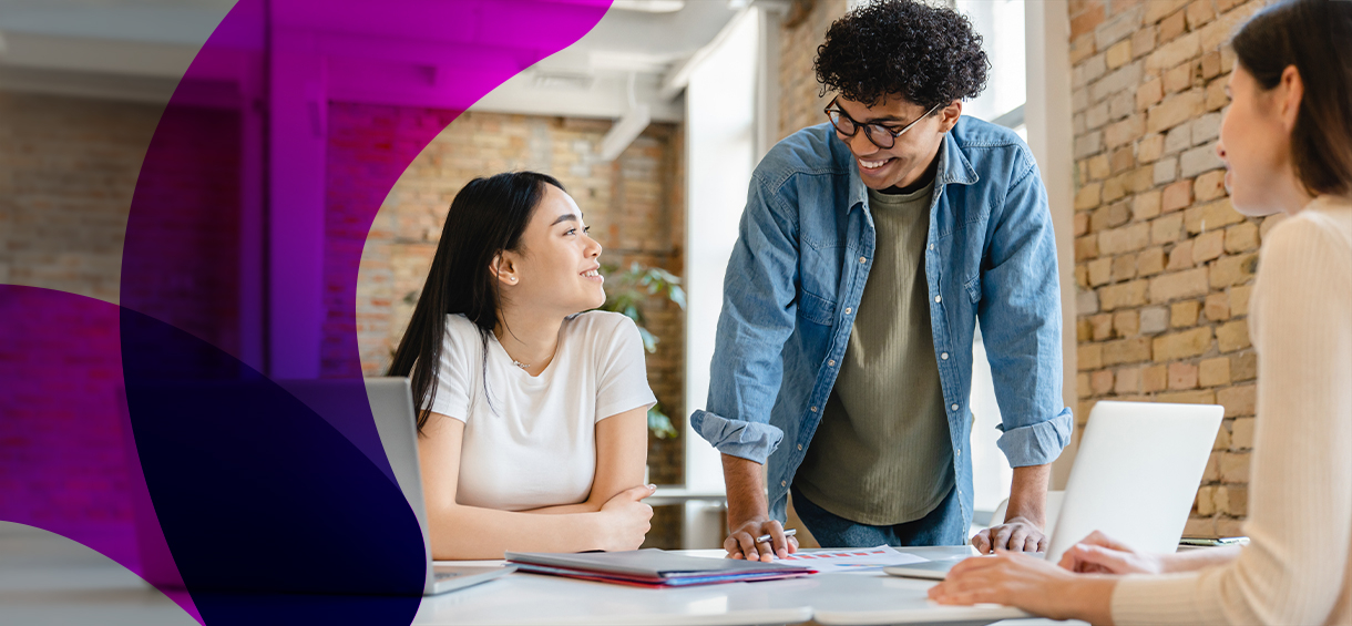 Discussion entre alternants dans un bureau