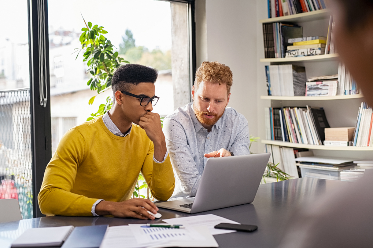 Deux jeunes hommes face à un ordinateur