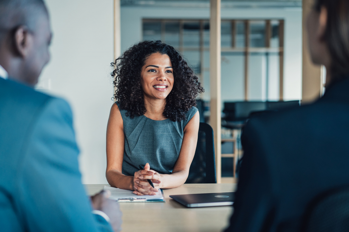 Conseillère clientèle lors de la signature d'un contrat d'assurance