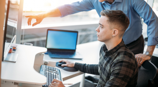 jeune homme en formation devant un ordinateur 