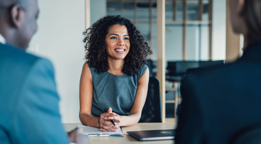 Conseillère clientèle lors de la signature d'un contrat d'assurance