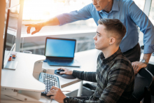 jeune homme en formation devant un ordinateur 